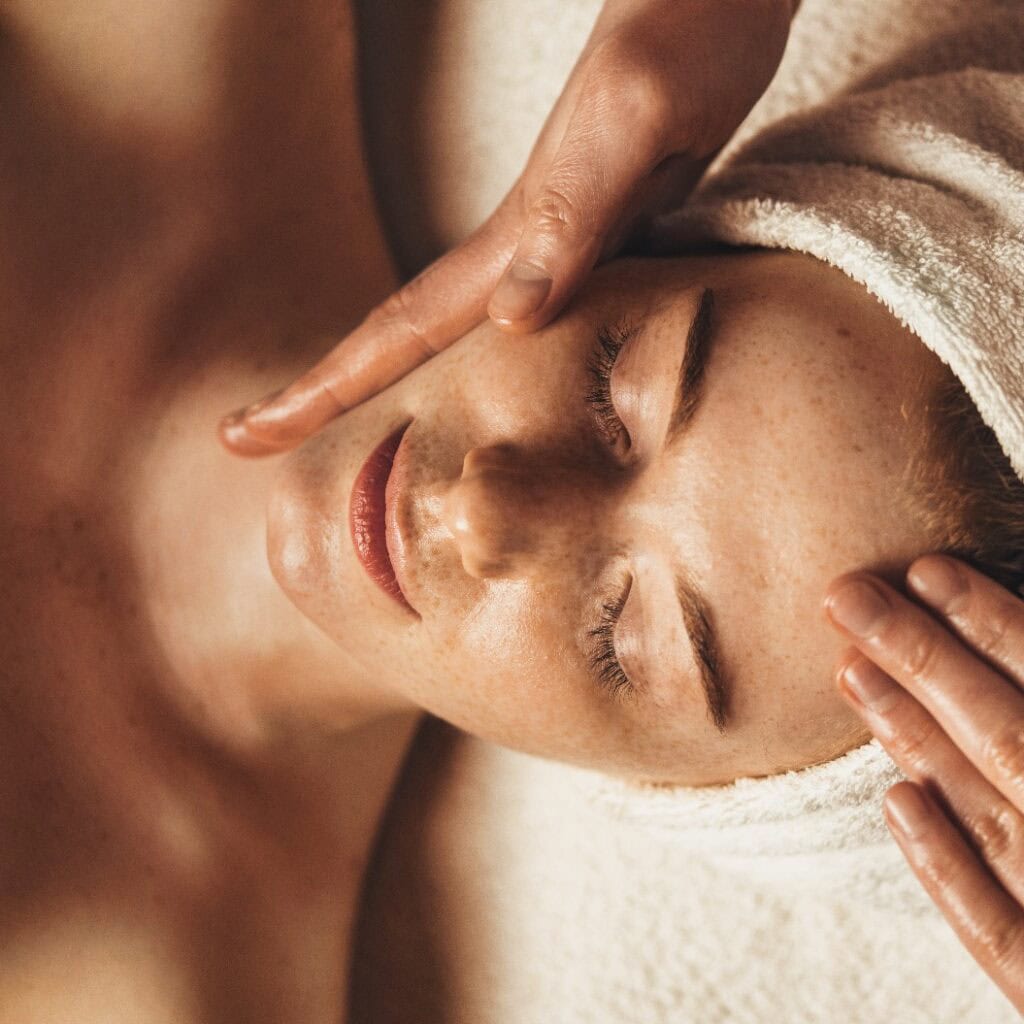 Nahaufnahme einer jungen Frau, die sich in einem Schönheitssalon einer Wellness-Massagebehandlung unterzieht. Kosmetologie Schönheit Hautpflege Anti-Aging-Behandlung Verjüngung. Körperpflege, Spa. Schönheit im Gesicht. Frau Schönheit Gesicht. Gesunder Lebensstil.