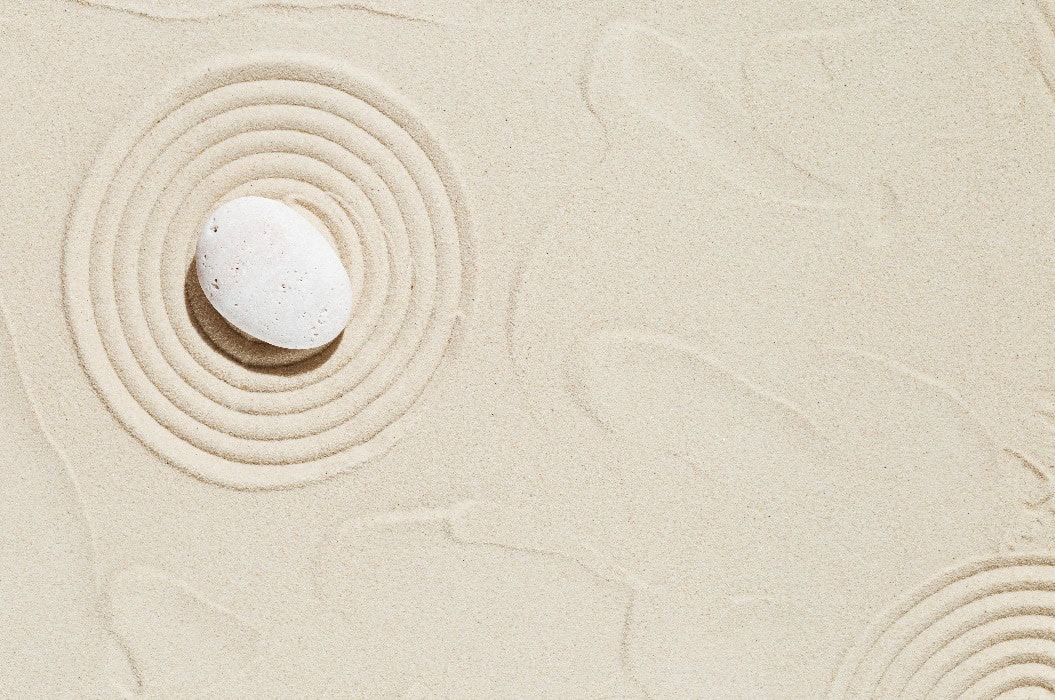 Zen-Garten Meditation sandigen Hintergrund Weißer Stein und Linien auf Sand